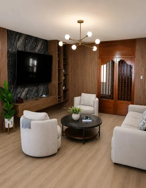 Sala con centro de entretenimiento en melamina y muro de lambrín WPC oscuro en Hermosillo