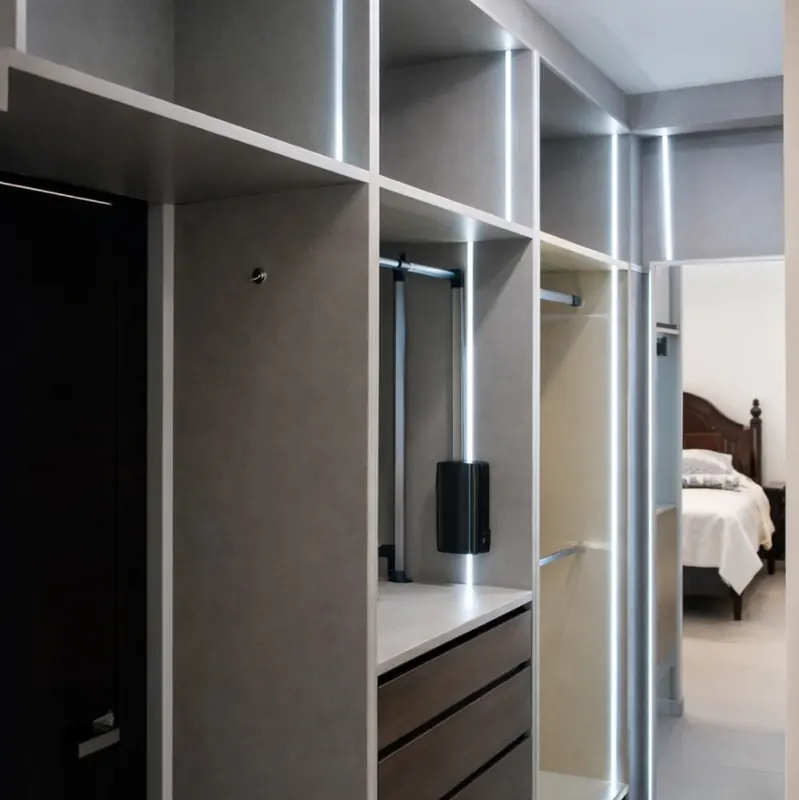 Vestidor a la medida con iluminación LED, entrepaños y cajonera de melamina en Hermosillo
