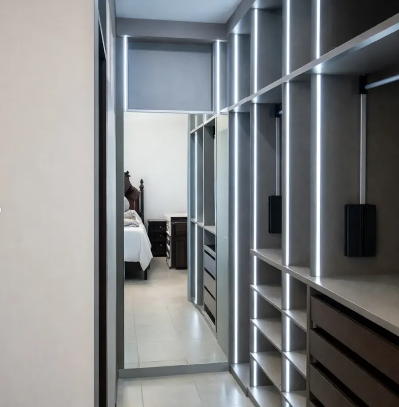Closet vestidor personalizado con luz LED, barras de colgado y cajones en Hermosillo