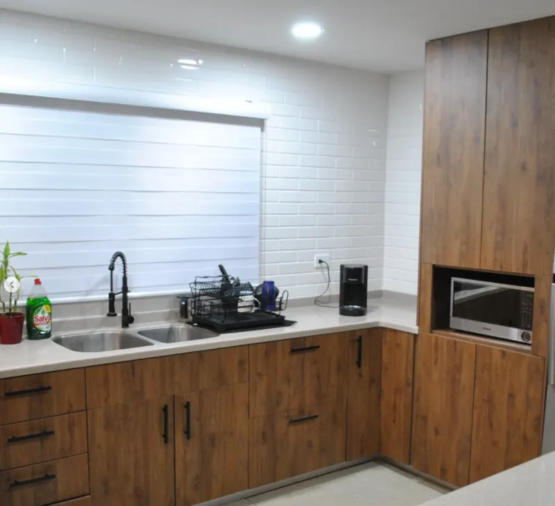 Cocina remodelada con resurface en cedro y cubierta blanca en Hermosillo