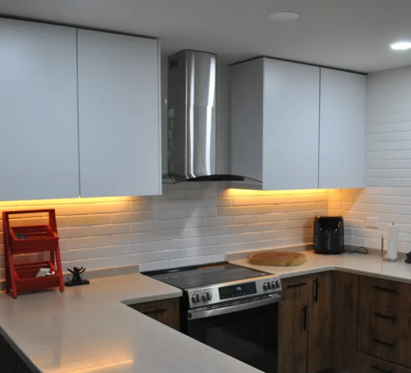 Cocina con resurface en melamina blanca mate, campana y luz bajo gabinete en Hermosillo