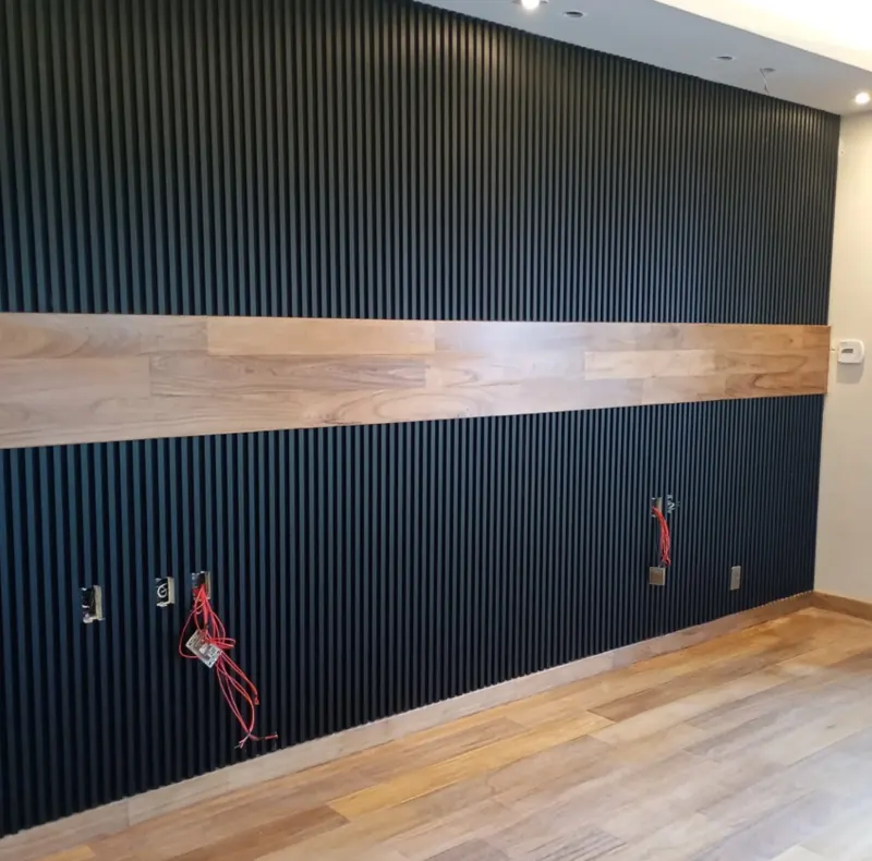 Muro de lambrín WPC negro con panel de madera sólida para sala en Hermosillo