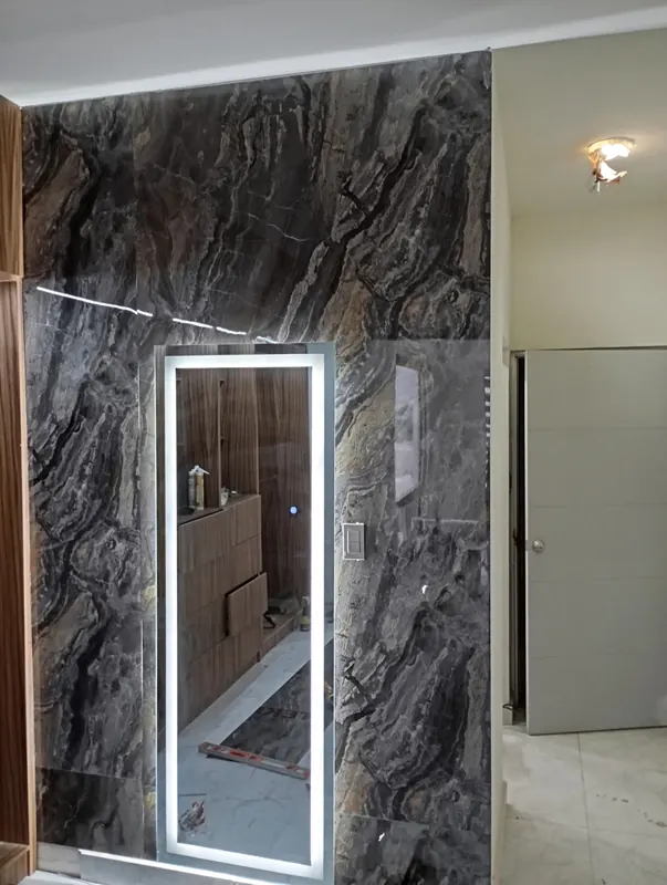 Recubrimiento de mármol PVC oscuro en baño con espejo LED en Hermosillo